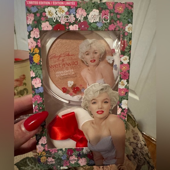 Marilyn Monroe Wet & Wild Makeup Bundle - Picture 5 of 8